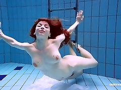 marketa rousse en robe blanche dans la piscine