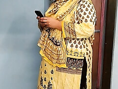 35 Year Elderly (Ayesha Bhabhi) bakaya paisa lene aye the, paise ke badle padose se kiya Choda Chudi, Hindi Audio - Pakistan