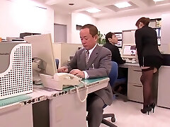 एशियाई कार्यालय फूहड़ विशाल प्राकृतिक स्तन के साथ कार्यालय