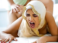 musulmano cutie con succosa tette babi stella si china e prende grasso cazzo nel suo culo-hijab collegamento