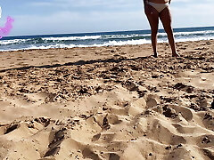 دختر اسپانیایی بمکد در یک ساحل عمومی