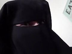 biedna muzułmańska dziewczyna nikab