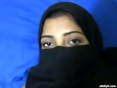 chica árabe sucia con hiyab hace una mamada de garganta profunda. punto de vista