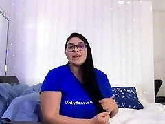 linda morena rizada masturbación con webcam en solitario