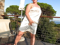 milf courbée en robe de satin blanc coucher de soleil balcon sexe-projectfundiary