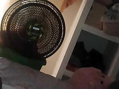 उसके पति काम करता है, जबकि मेरे पड़ोसी के लिए घर का बना