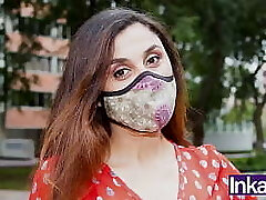 Se&ntilde_ora TURISTA COLOMBIANA pide ayuda para tomarse fotos y es cogida por desconocido