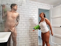 Quickie fucking in the shower with spear hungry honey Beth Bennett