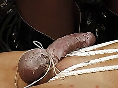 junge brown-haired herrin fesselt ihren sklaven junge brown-haired herrin fesselt ihren sklaven