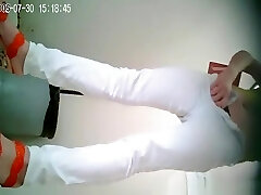 Asian gal in white pants pissing