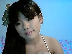 Giapponese cutie Mina pone per sua webcam mostrando il suo piccolo