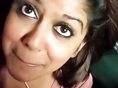 Desi Indian gives a steaming blowjob