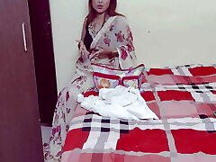 印度Bhabi欺骗了她的丈夫和性交杜瓦尔全印地语视频