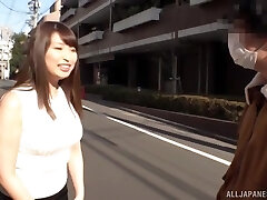 la japonesa amateur akiyama shouko se burla de sus grandes tetas