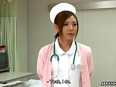 потрясающие японская медсестра получает крем после примерно p