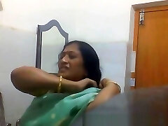 indyjski bengalski mama, ciocia zmiana sari w łazience