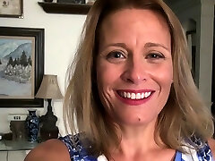 American cougar Jayden Matthews dildos her mature pussy