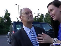 La enfermera de uniforme MILF consigue su coño gustosamente 