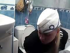 une russe qui fait caca sur les toilettes