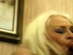 La abuela se pone ducha de esperma