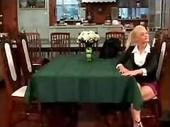 Madura actriz porno se folla adolescente con strap-on Madura actriz porno se folla adolescente con strap-on