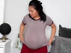 embarazada enorme asiática