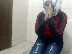 Arabian Muslim Mother العربية الجنس أمي Drains Spurting Pussy On Live Web Cam Instead Of Praying