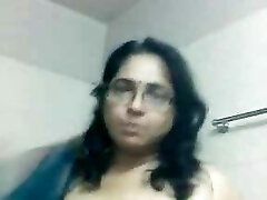 Indian mature aunty taken selfi naked tub clip for her frien