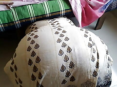 madrastra desi se atasca mientras barre debajo de la cama cuando el hijastro la folla y se corre en su gran culo-sexo familiar madrastra desi se atasca mientras barre debajo de la cama cuando el hijastro la folla y se corre en su gran culo-sexo familiar