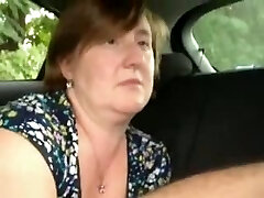 ramera fornida está chupando mi polla dura como un jefe