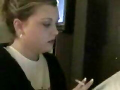 nikki fumando mientras hacía su temida tarea