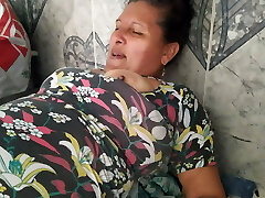 I surprise her while she washes and gets her fuckbox tongued