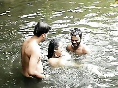肮脏的大胸部BHABI浴在池塘与英俊的DEBORJI(户外)