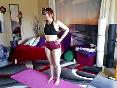 aurora willows estirándose en pantalones cortos de botín