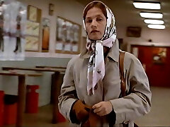 le encanta tocar música y ver le encanta tocar música y ver