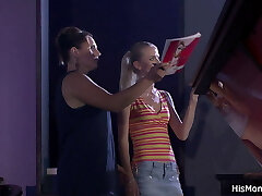 chica atrapado a su madre madura y adolescente jugando chica atrapado a su madre madura y adolescente jugando