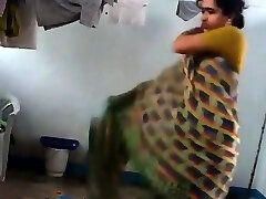 desi z owłosioną pachą nosi sari po kąpieli