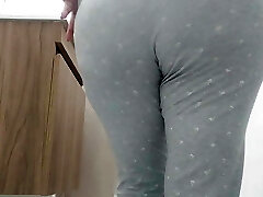 Recording my stepsister's big backside in the bathroom