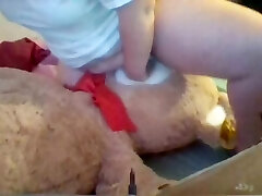 giovane ragazza chubby gobbe teddy gigante fino a raggiungere l'orgasmo