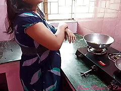 रसोई घर में भारतीय बिग गधा भाभी बकवास