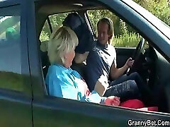 La abuela es recogido de la carretera y follada en el coche