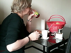 7:30 am desayuno enorme orgasmo creampie en la boca de mi madrastra 7:30 am desayuno enorme orgasmo creampie en la boca de mi madrastra