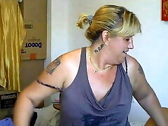 criada straddles esposa madura