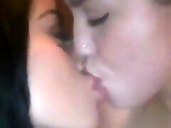 विक्टोरिया जून और अलीना लोपेज चुंबन