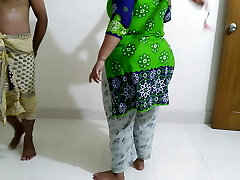 madrastra palestina milf sexy barriendo la habitación con un gran culo balanceándose cuando el hijastro se pone cachondo y se lo follan duramente (semen adentro) madrastra palestina milf sexy barriendo la habitación con un gran culo balanceándose cuando el hijastro se pone cachondo y se lo follan duramente (semen adentro)