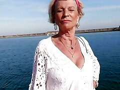 Eva, mature with big boobs wants a stiff trio