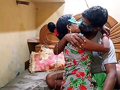 भारतीय जोड़ी गर्म सेक्स के साथ चुंबन और बिल्ली कमबख्त में देसी शैली-पूर्ण हिंदी