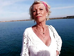 eva de 70 años todavía quiere dos hermosas pollas