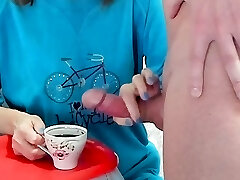 vieja dama masturbación con la mano semen en el café fetiche de la comida