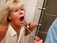une femme au foyer allemande mature baise un mec et se fait prendre par son mari